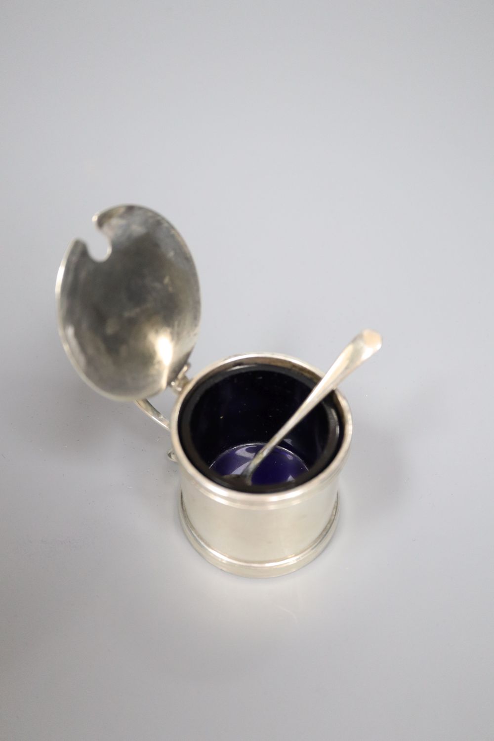 A Victorian silver cream jug, London, 1860, a later silver mustard, sauceboat and pair of pepperettes,